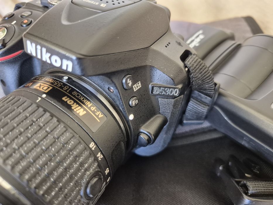 DSLR Nikon D5300 cu obiectiv, blitz si trepied