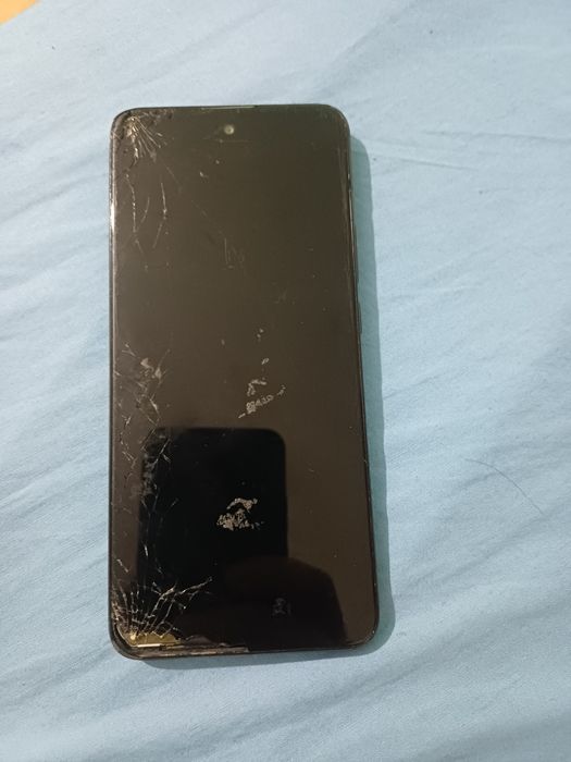 Motorola E40 cu sticla sparta. Displayul si touch-ul sunt bune
Are par