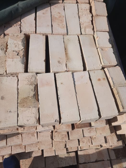 Pishkan g'isht yetkazib berish xizmati bilan