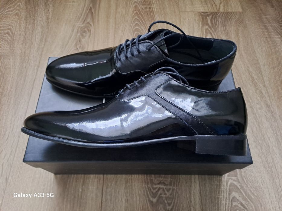Vând pantofi noi din piele naturală lacuită pentru bărbați. 
Brand: Lu