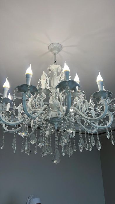 Красивая люстра в классическом стиле