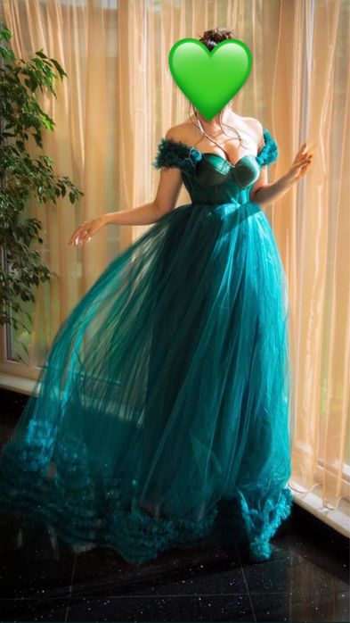 Зелена бална рокля