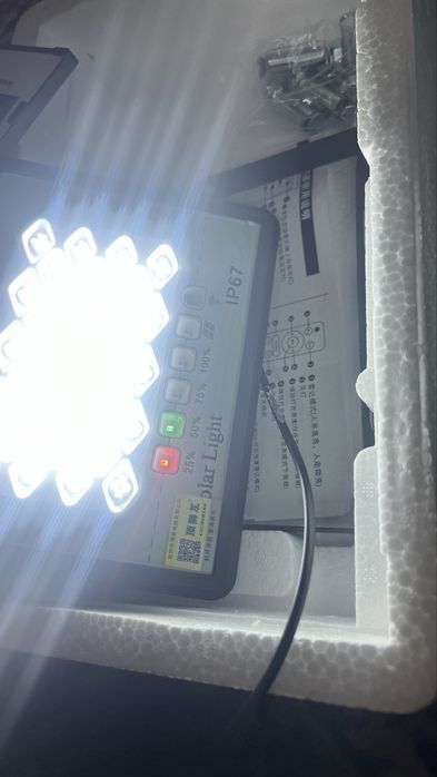 Quyosh panelli led  lampochka ( yoki projektor )nalichiyda 1 ta bor