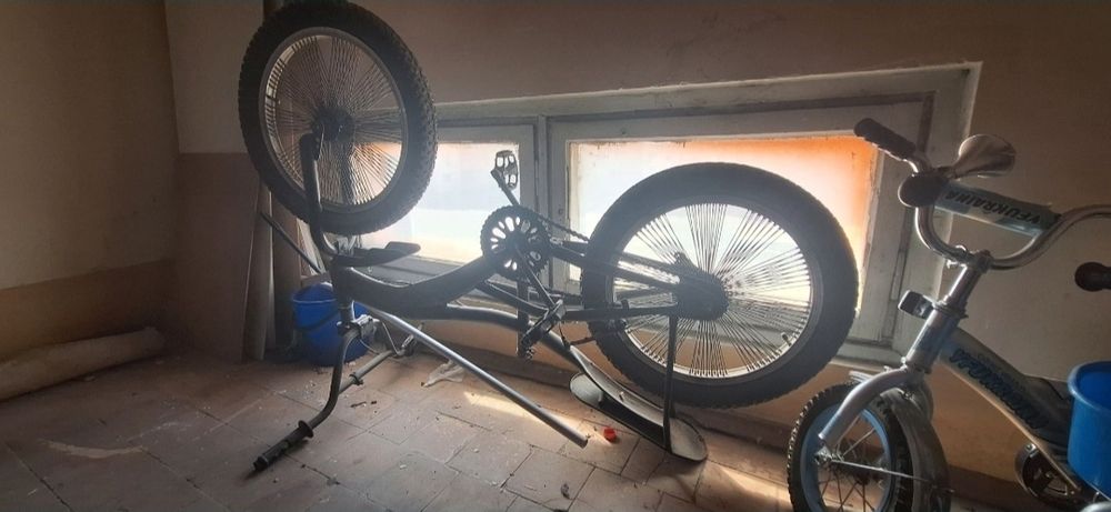 Размер колёс 20x 3.0
Велосипед в отличном состоянии нужно поменять кам