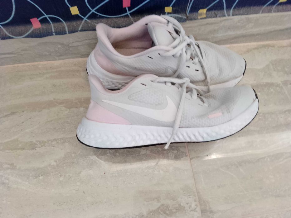 Два чифта обувки Nike