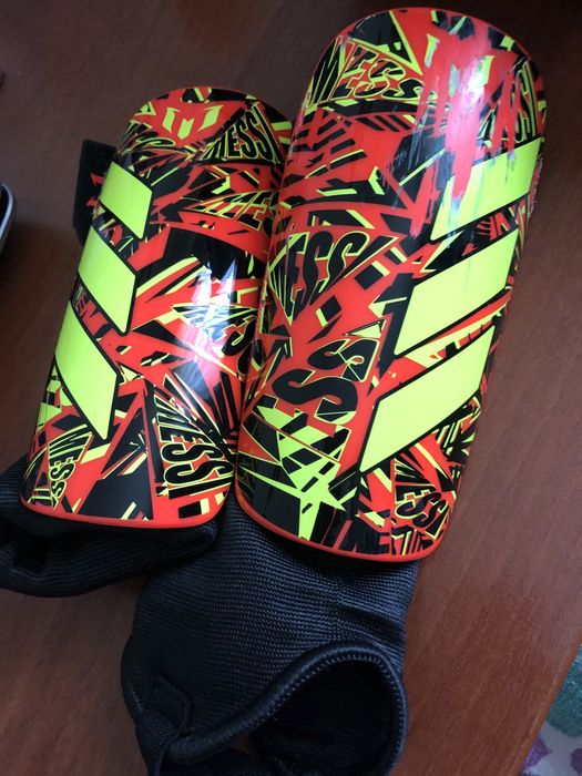 Adidas Форма, Щитки