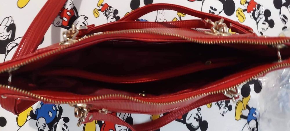 Червена дамска чанта