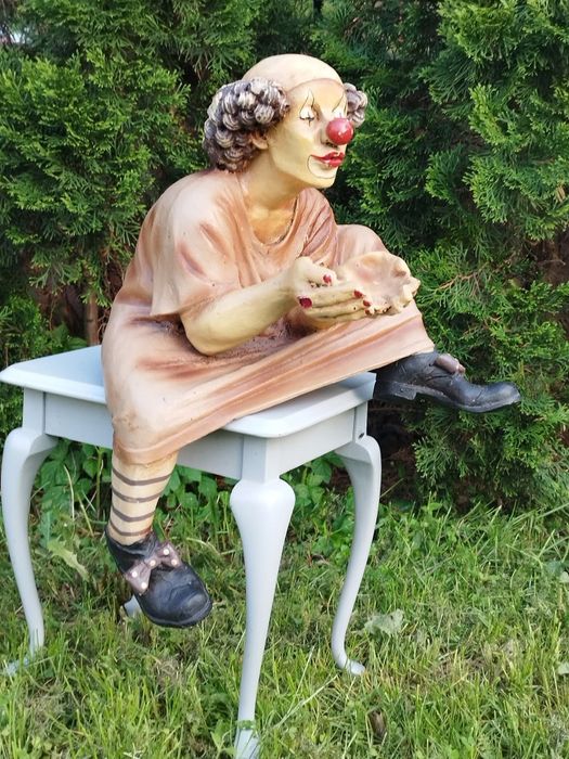 Jun Asilo,Колекционерска фигура на просещ клоун