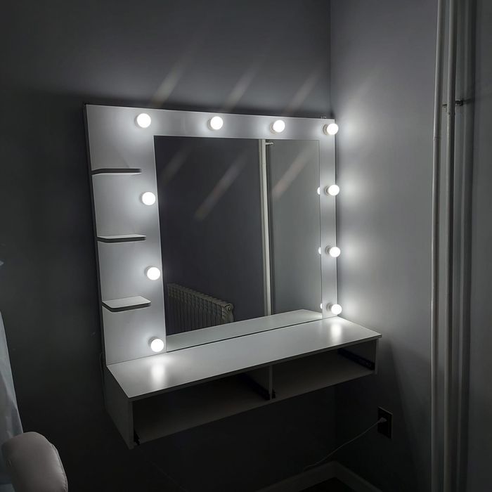 Зеркало визажиста-бровиста