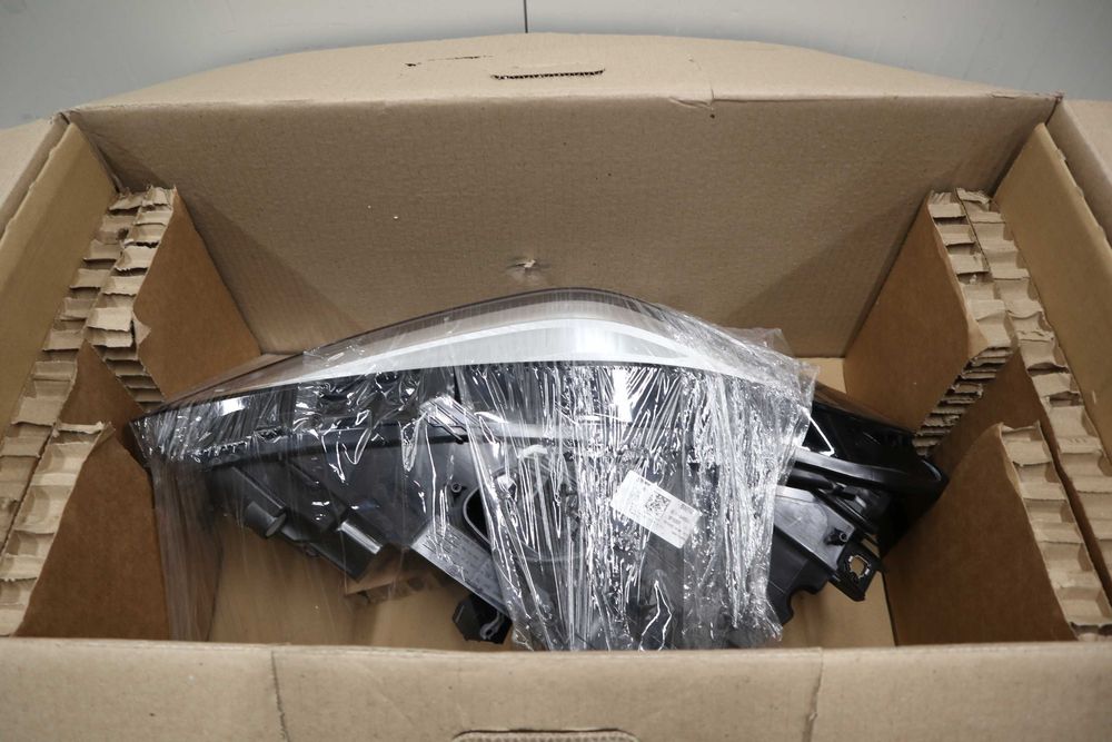 Чисто нов оригинален десен фар за БМВ Ф44 Гран Купе BMW F44 Gran Coupe