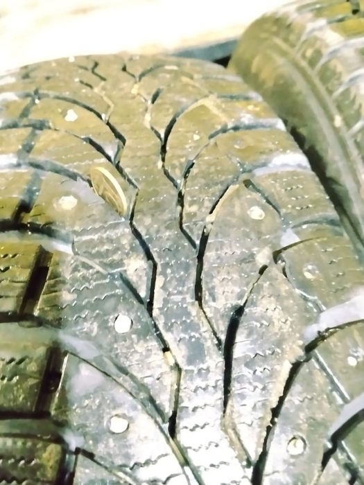 Продам зимние шипованные шины