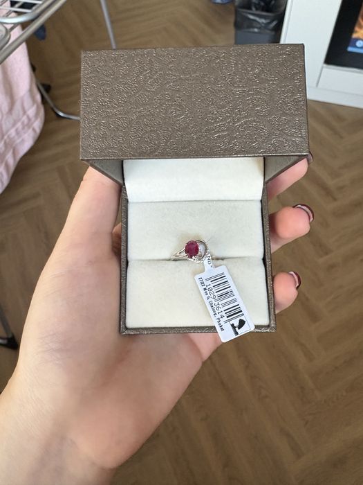 Срочно продаю кольцо с рубином