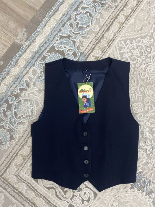 Продам жилетку школьную