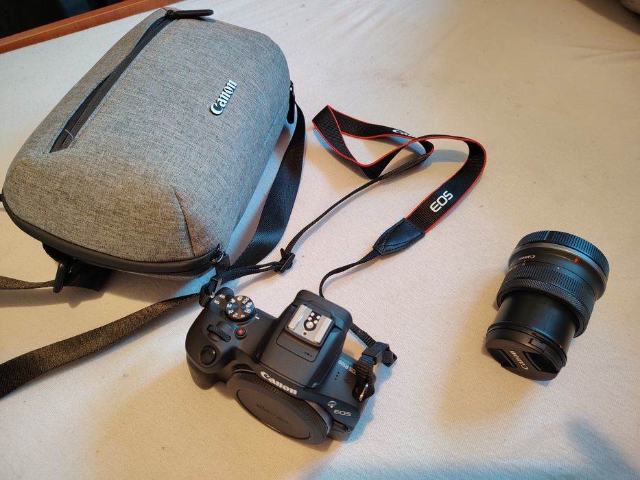 Aparat foto Mirrorless Canon EOS R100 + Obiectiv RF-S 18-45