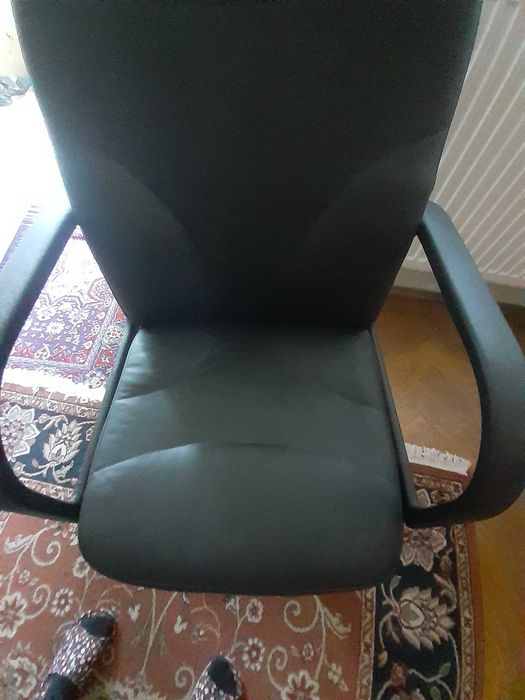 Scaun negru de birou