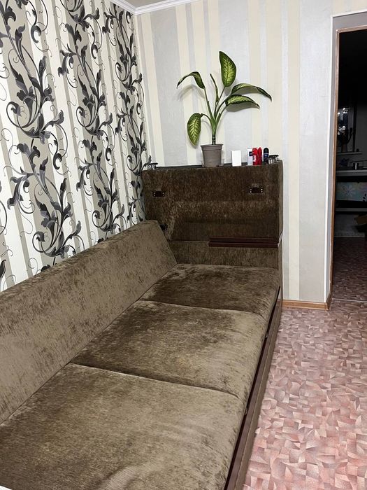 Коричневый большой диван