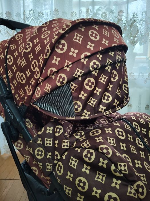 Продам удобную маневренную коляску