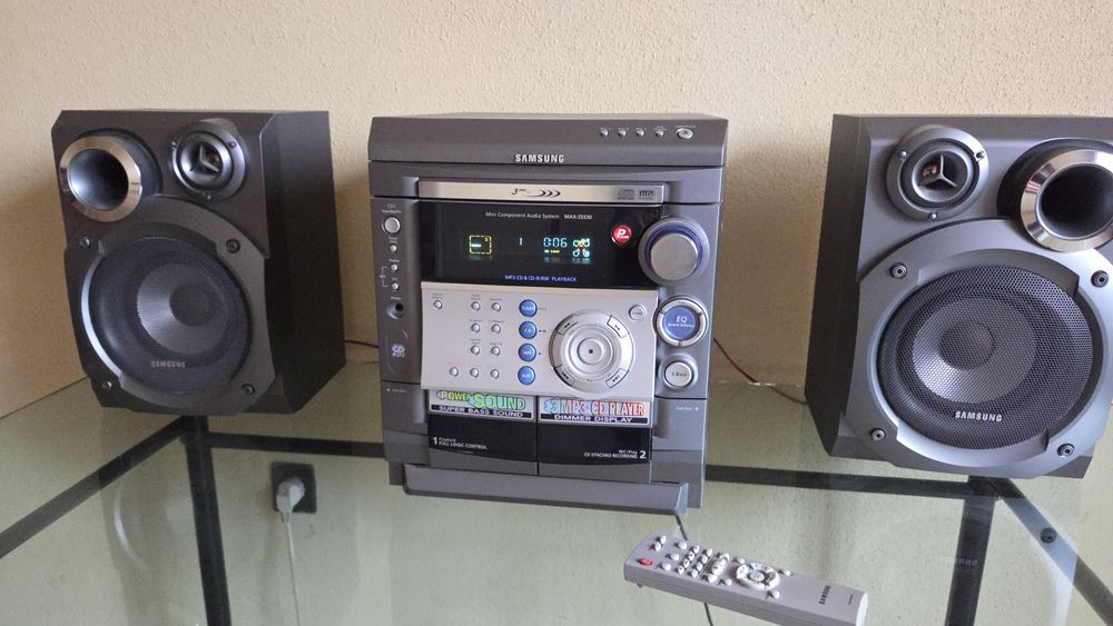 Vând combina Samsung CD mp3, radio, AUX, stare foarte bună