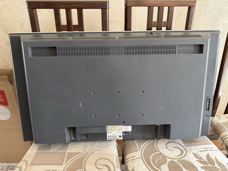 Телевизор “Philips”.