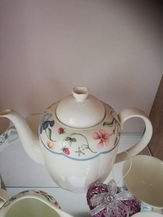 Красив, нежен сервиз с антикварна стойност. Нов.