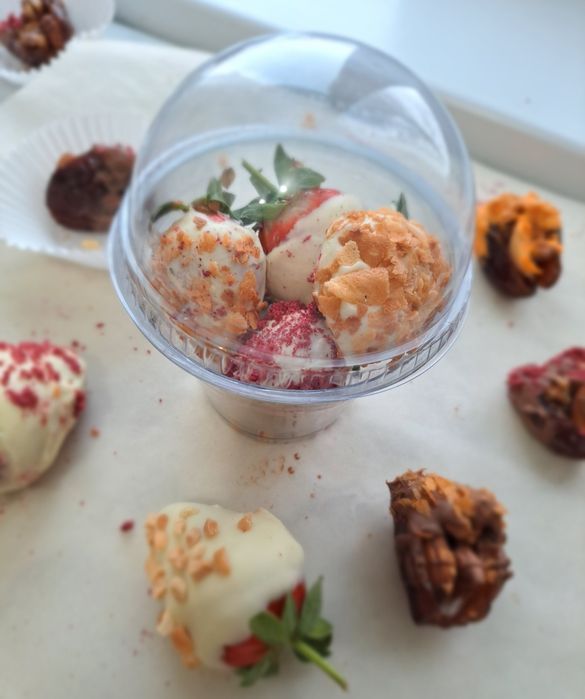 Финики и клубника в шоколаде