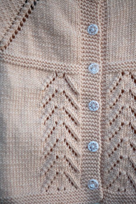 Ръчно плетени детски дрехи.
