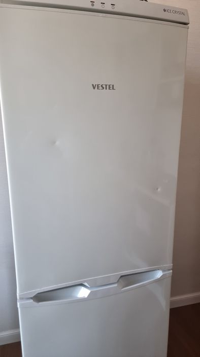 тоңазтқыш жұмыс істеп тұр