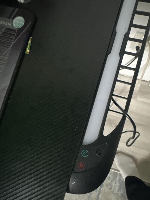 Продам компьютерный стол и кресло