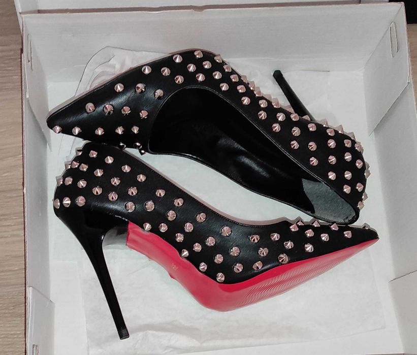 Кожаные лодочки с шипами