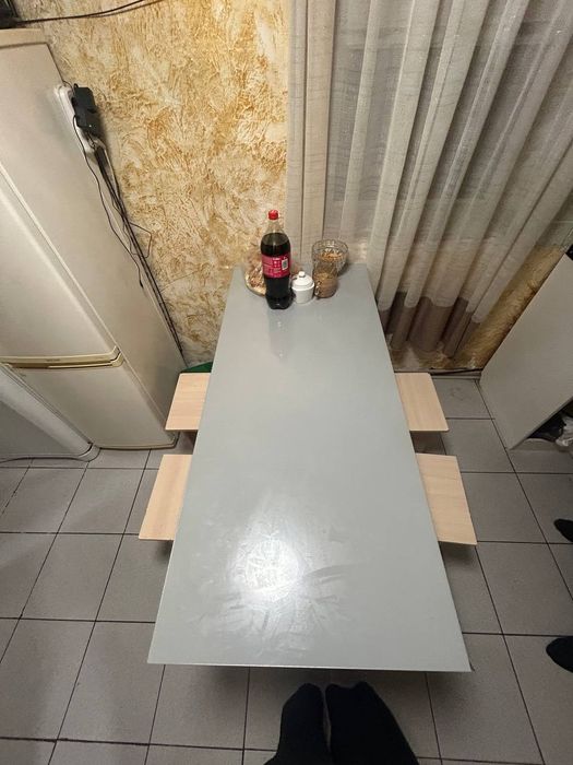 Стол для кухни в месте 4 табуретки.