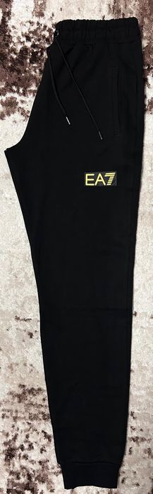 Vând compleu nou de bărbați Emporio Armani EA7