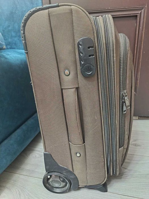 Продам чемодан в отличном состоянии