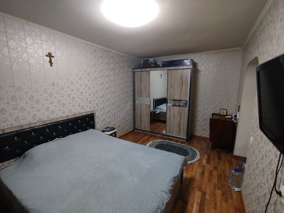 Продается своя 1/1/4  квартира  с подвалом . Кирпич.