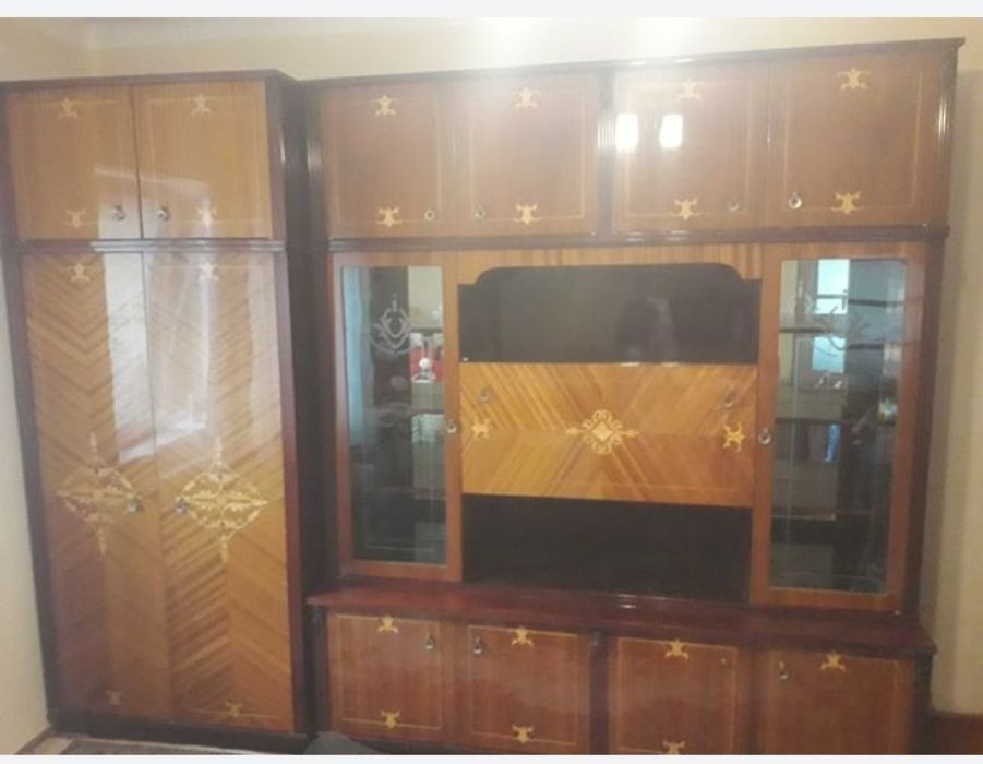 Mobilier : dulap, canapea extensibilă și masă extensibilă