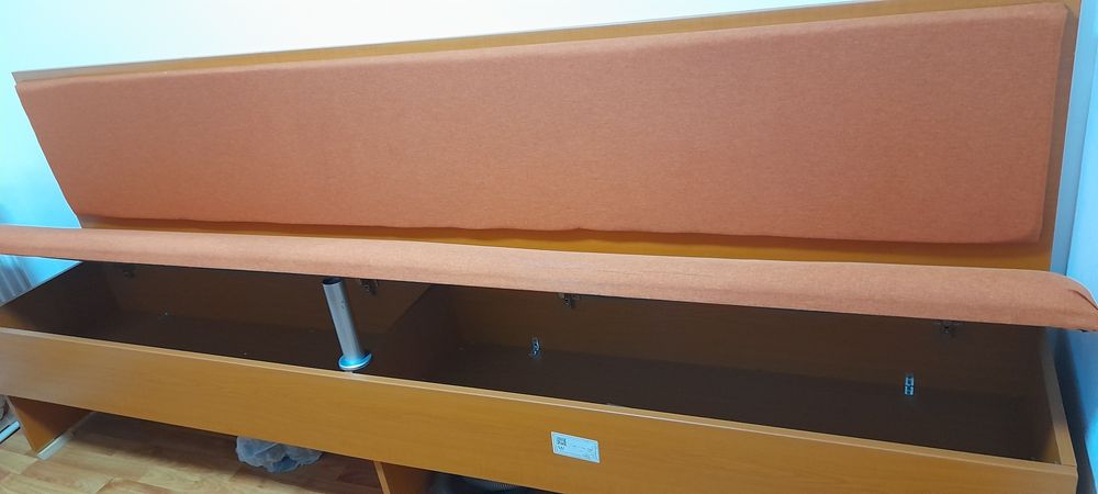 Canapea fixa, cu lada de depozitare