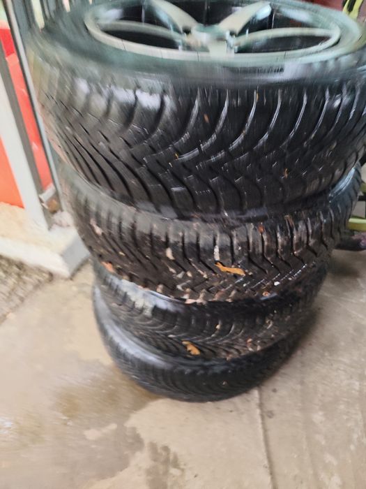 Vând 4 roti jante cu cauciucuri noi iarna r15