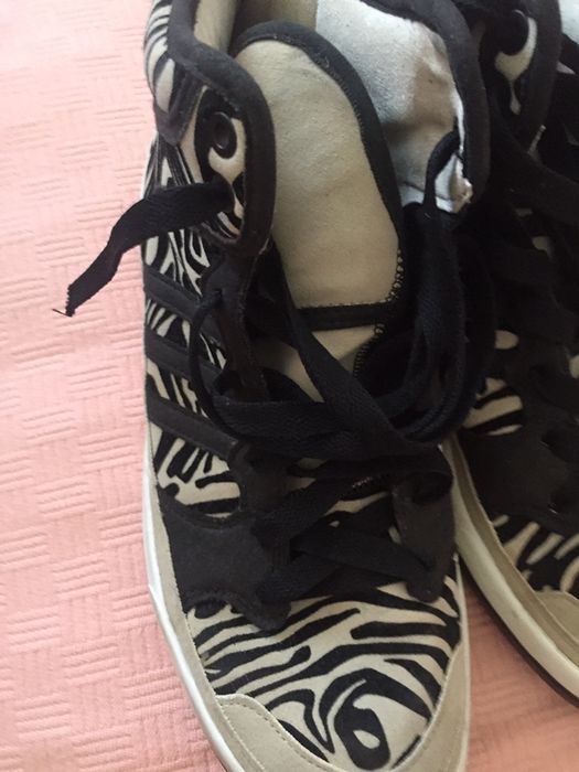 Tenisi adidas in stare buna. Nu sunt purtati f mult.