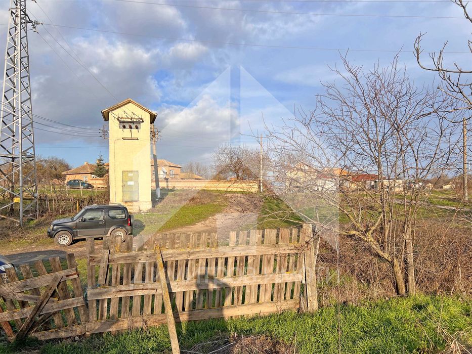 Продава къща с 2 дка двор в с. Караманите, общ Вълчи дол (обл. Варна).