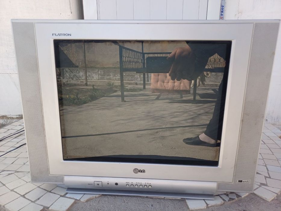 Срочно продаю телевизор флатрон LG