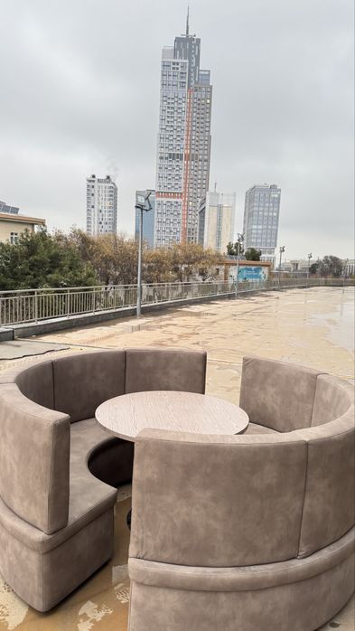 Kafelarga devan va stol