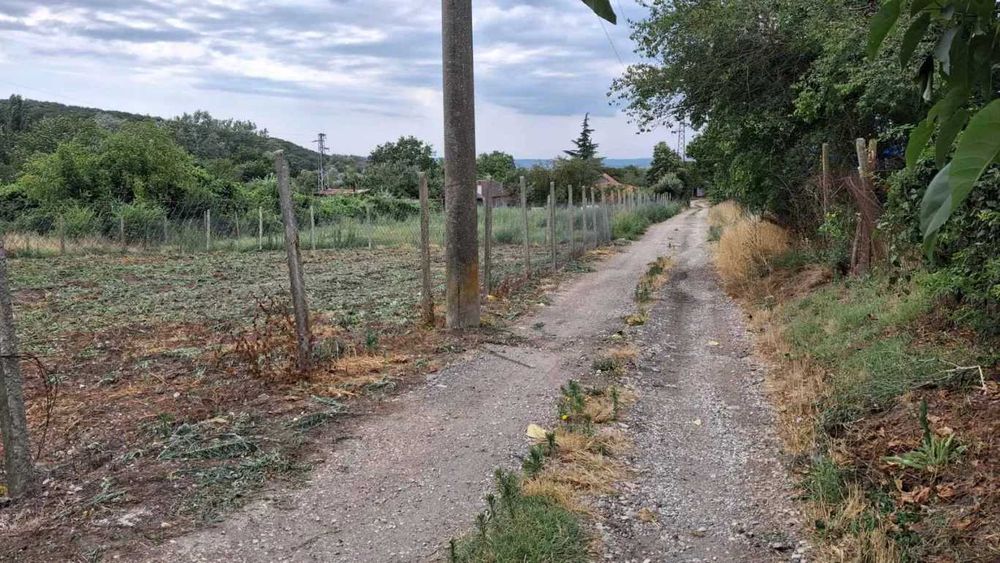 Равен парцел 600 кв.м във в.з. с. Припек – 15 мин. от Варна, с ток и вода до имота