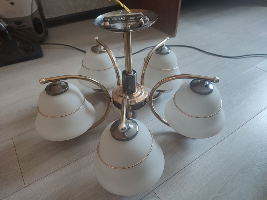 Люстра пяти рожковая.