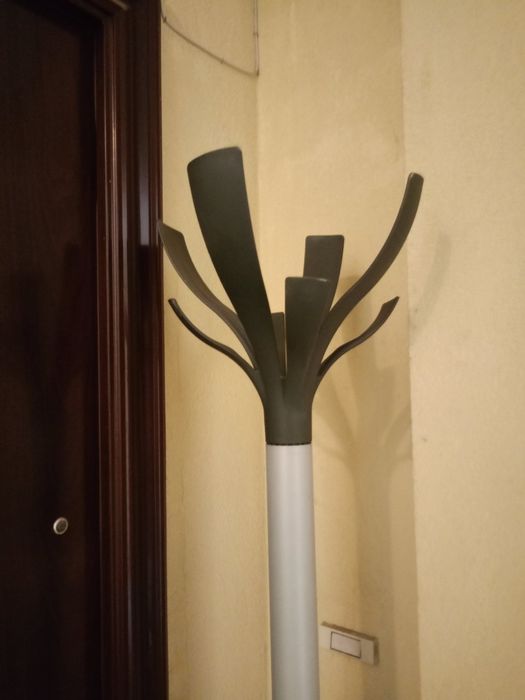 Закачалка с поставка за чадъри