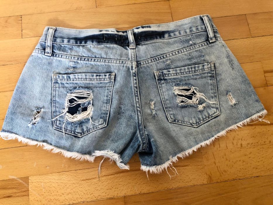 Blugi scurti Guess si BSB