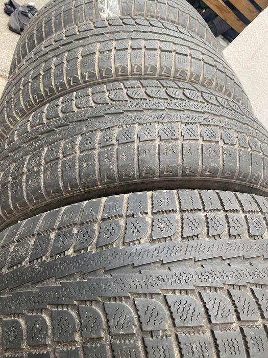 Б/у Зимние шины 235/65/18 комплект