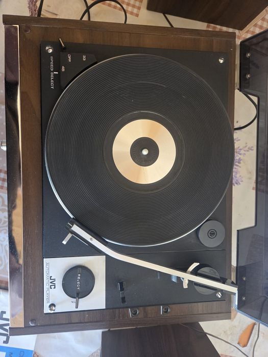 Vând pick-un cu radio JVC