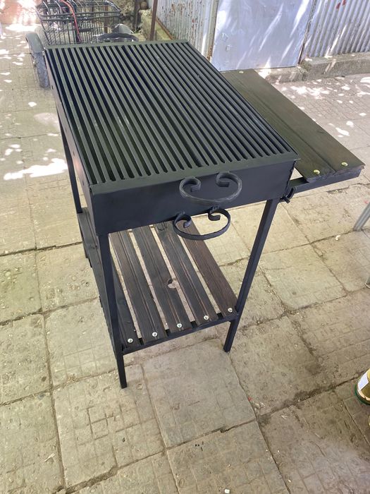 Скара на дървени въглища