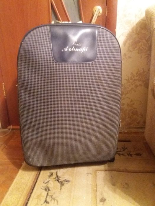 Чемодан дорожный.