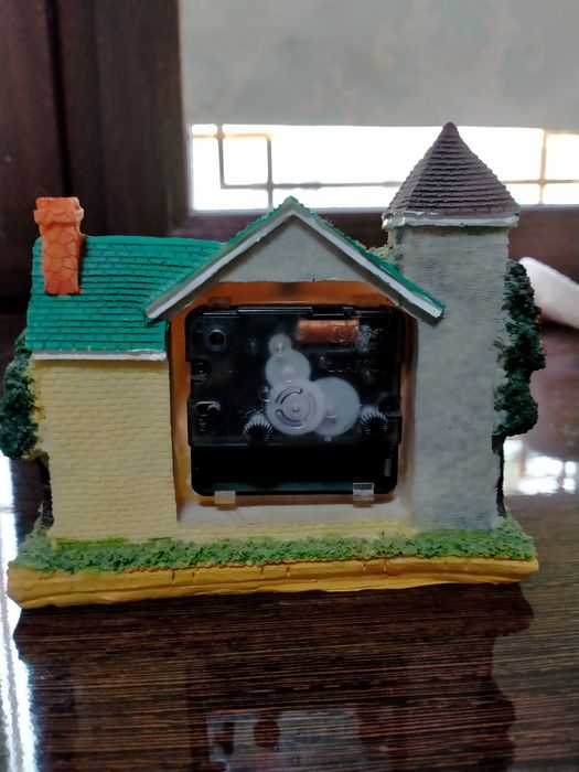 Часы настольные домик