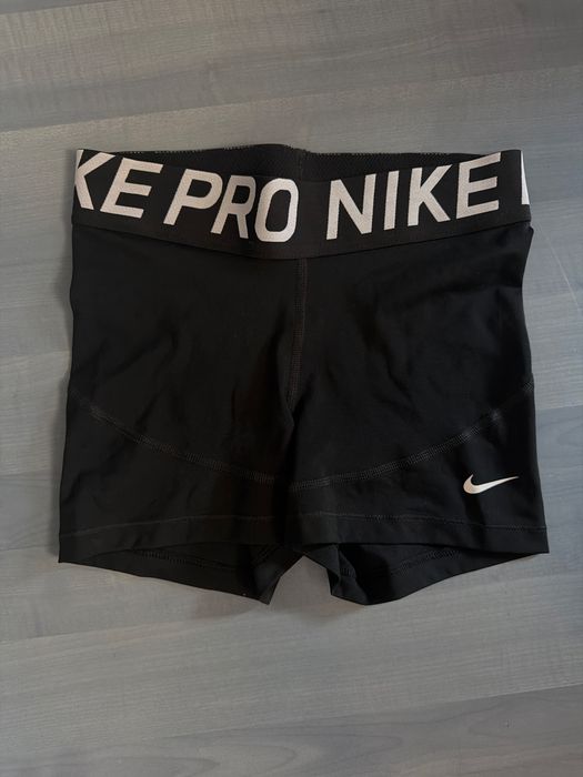 Nike дамски къси панталони за спорт